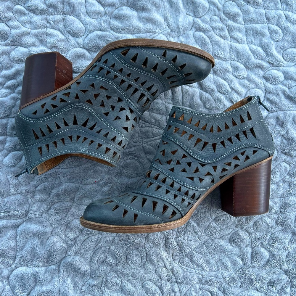 GUC Sofft Laser-Cut Heeled Ankle Boot size 8